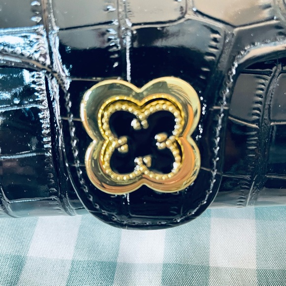 Elegant Black Croc-Embossed Bag with Gold Chain - Picture 4 of 4